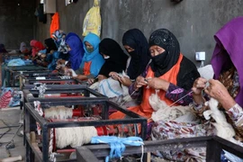 Phụ nữ Afghanistan làm việc tại một xưởng may ở tỉnh Herat ngày 7/8/2023. (Ảnh: AFP/TTXVN)