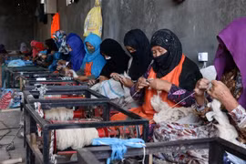 Phụ nữ Afghanistan làm việc tại một xưởng may ở tỉnh Herat ngày 7/8/2023. (Ảnh: AFP/TTXVN)