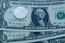 Đồng ruble của Nga và đồng USD. (Ảnh: AFP/TTXVN) 