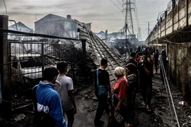 Hiện trường vụ cháy kho chứa nhiên liệu tại cây xăng ở Jakarta, Indonesia, ngày 4/3/2023. (Ảnh: AFP/TTXVN)