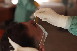 Nhân viên y tế lấy mẫu dịch xét nghiệm COVID-19 cho người dân tại thành phố Hebron, Bờ Tây ngày 22/6/2020. (Nguồn: THX/TTXVN) 