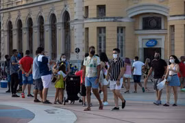 Người dân đeo khẩu trang phòng dịch COVID-19 tại Recife, Brazil, ngày 30/1/2022. (Ảnh: THX/TTXVN) 