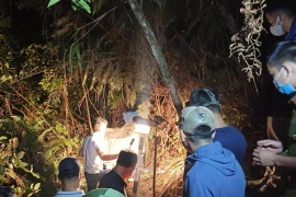 Công an tỉnh Lai Châu khám nghiệm hiện trường người phụ nữ tử vong trong trong rừng sâu. (Ảnh: TTXVN phát) 