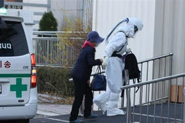 Nhân viên y tế đưa bệnh nhân COVID-19 tới bệnh viện ở Seoul, Hàn Quốc, ngày 5/12/2021. (Ảnh: Yonhap/TTXVN) 