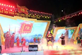 Hoạt cảnh “Hùng khí Lục Đầu Giang” tại lễ khai hội. (Ảnh: Mạnh Tú/TTXVN)