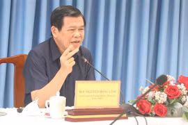 Lực lượng chức năng thực hiện dỡ bỏ phong tỏa cho 20 hộ dân tại khu phố 2, phường Xuân Thanh. (Ảnh: Lê Xuân/TTXVN) 