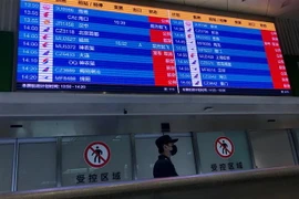 Danh sách các chuyến bay bị hủy tại sân bay Tianhe ở Vũ Hán, Trung Quốc ngày 23/1/2020. (Nguồn: AFP/TTXVN) 