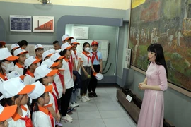 Các em thiếu nhi tham quan, tìm hiểu tại Di tích Lịch sử Quốc gia Đặc biệt Nhà tù Sơn La. (Ảnh: Hữu Quyết/TTXVN)