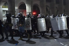 Cảnh sát được triển khai để giải tán đám đông biểu tình phản đối kết quả bầu cử Quốc hội tại thủ đô Bishkek, Kyrgyzstan ngày 5/10/2020. (Nguồn: AFP/TTXVN) 