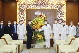 Ông Nguyễn Trọng Nghĩa, Bí thư Trung ương Đảng, Trưởng Ban Tuyên giáo Trung ương thăm, chúc mừng bệnh viện Trung ương Quân đội 108 nhân Ngày Thầy thuốc Việt Nam. (Ảnh: Phương Hoa/TTXVN) 