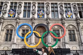 Biểu tượng Olympic tại Paris, Pháp. (Ảnh: AFP/TTXVN)