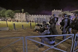 Cảnh sát Israel triển khai để giải tán người biểu tình Palestine tại Jerusalem, ngày 8/5/2021. (Ảnh: AFP/TTXVN) 