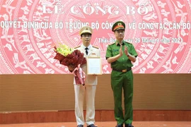 Trung tướng Nguyễn Duy Ngọc, Thứ trưởng Bộ Công an, trao Quyết định bổ nhiệm Thượng tá Trần Văn Phúc giữ chức vụ Giám đốc Công an tỉnh Thái Bình. (Ảnh: TTXVN phát) 