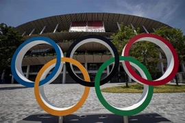 Biểu tượng Olympic tại khu vực sân vận động Olympic ở Tokyo, Nhật Bản ngày 20/7/2021. (Ảnh: AFP/TTXVN) 
