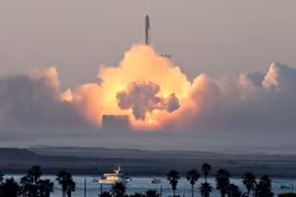 Tên lửa đẩy Super Heavy mang theo tàu vũ trụ Starship rời bệ phóng tại Boca Chica, bang Texas (Mỹ) trong lần phóng thử nghiệm thứ hai, ngày 18/11/2023. (Ảnh: AFP/TTXVN)