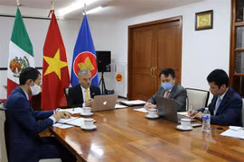 Đại sứ Nguyễn Hoài Dương (thứ 2 từ trái sang) cùng các cán bộ của Đại sứ quán Việt Nam tại Mexico dự hội thảo. (Ảnh: Việt Hùng/TTXVN) 