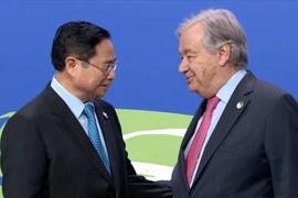 Tổng Thư ký Liên hợp quốc Antonio Guterres đón Thủ tướng Phạm Minh Chính đến dự Hội nghị COP26. (Ảnh: TTXVN) 
