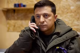 Tổng thống Ukraine Volodymyr Zelensky trong một cuộc điện đàm với Chủ tịch Hội đồng châu Âu Charles Michel. (Ảnh: Văn phòng Tổng thống Ukraine/TTXVN) 