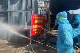 Đội tiêu độc, khử trùng của Bộ Chỉ huy Quân sự tỉnh Bà Rịa-Vũng Tàu phun khử khuẩn tại một điểm có ca dương tính với SARS-CoV-2 trên địa bàn. (Ảnh: TTXVN phát)