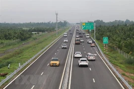 Phát triển cơ sở hạ tầng, giao thông là vấn đề chính của tọa đàm“chiến lược đầu tư trong bối cảnh bình thường mới và thúc đẩy đổi mới sáng tạo.” (Ảnh: Minh Trí/TTXVN) 