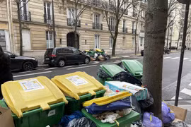 Theo thông tin từ Tòa thị chính Paris, hiện lượng rác thải ùn ứ trên các đường phố đã lên tới 9.300 tấn. (Ảnh: Thu Hà/TTXVN)