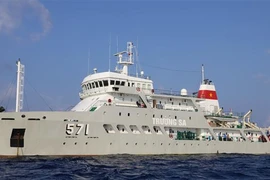 Tàu Trường Sa 571 - Lữ đoàn vận tải, đổ bộ 955 neo đậu ngoài khơi, chuẩn bị đưa cán bộ, chiến sỹ ra thăm quần đảo Trường Sa. (Ảnh: Sỹ Tuyên-Thắng Trung-Phan Sáu/TTXVN) 