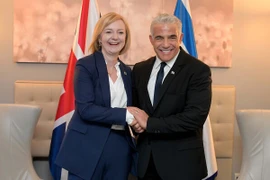 Thủ tướng Israel Yair Lapid (phải) gặp Thủ tướng Anh Liz Truss. (Nguồn: timesofisrael.com) 
