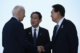 Tổng thống Mỹ Joe Biden, Thủ tướng Nhật Bản Fumio Kishida và Tổng thống Hàn Quốc Yoon Suk Yeol trong cuộc gặp bên lề Hội nghị thượng đỉnh Nhóm các nước công nghiệp phát triển hàng đầu thế giới (G7) tại Hiroshima, Nhật Bản ngày 21/5/2023. (Ảnh: AFP/TTXVN)