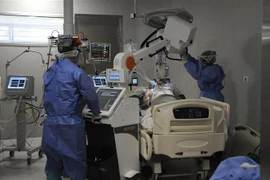 Nhân viên y tế điều trị cho bệnh nhân COVID-19 tại bệnh viện ở Mendoza, Argentina. (Ảnh: AFP/TTXVN) 