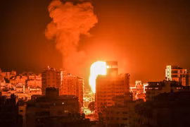 Khói lửa bốc dữ dội tại thành phố Gaza khi máy bay Israel oanh tạc vùng đất hiện do Phong trào Hồi giáo Hamas của Palestine kiểm soát, ngày 17/5/2021. (Nguồn: AFP/TTXVN) 