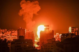 Khói lửa bốc dữ dội tại thành phố Gaza khi máy bay Israel oanh tạc vùng đất hiện do Phong trào Hồi giáo Hamas của Palestine kiểm soát, ngày 17/5/2021. (Nguồn: AFP/TTXVN) 