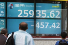 Bảng theo dõi chỉ số Nikkei tại Nhật Bản. (Ảnh: Kyodo/TTXVN)