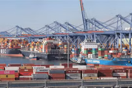 Container hàng hóa được bốc dỡ tại cảng Busan, Hàn Quốc, ngày 1/1/2022. (Ảnh: Yonhap/TTXVN) 