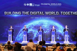 Thủ tướng Phạm Minh Chính và Tổng Thư ký Liên minh Viễn thông thế giới Zhao Houlin cùng các đại biểu thực hiện nghi thức khai mạc Triển lãm Thế giới số 2021. (Ảnh: Dương Giang/TTXVN) 