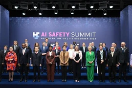 Các đại biểu chụp ảnh chung tại Hội nghị Cấp cao An toàn AI toàn cầu ở Bletchley Park, miền Trung xứ England, Vương quốc Anh, ngày 1/11/2023. (Ảnh: AFP/TTXVN)