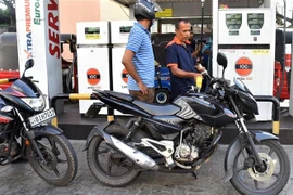 Bơm xăng cho phương tiện tại Colombo, Sri Lanka ngày 29/3/2023. (Ảnh: THX/TTXVN)