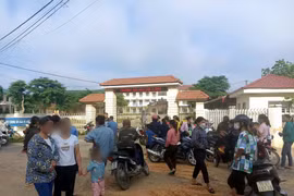 Phụ huynh tập trung ở Trường Tiểu học Văn Luông. (Ảnh: Người dân cung cấp)