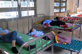 Các công nhân bị ngộ độc thực phẩm đang được điều trị tại Bệnh viện Đa khoa tỉnh Phú Yên. (Ảnh: Xuân Triệu/TTXVN) 
