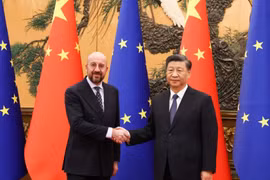 Chủ tịch Trung Quốc Tập Cận Bình (phải) và Chủ tịch Hội đồng châu Âu Charles Michel. (Nguồn: Reuters)