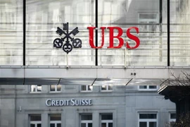 Biểu tượng ngân hàng UBS và Credit Suisse tại Zurich, Thụy Sĩ. (Ảnh: AFP/TTXVN)