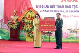 Bộ trưởng Quốc phòng Phan Văn Giang trao tặng tượng trưng 20 căn nhà Đại Đoàn kết cho nhân dân tỉnh Hưng Yên. (Ảnh: Đinh Văn Nhiều/TTXVN)