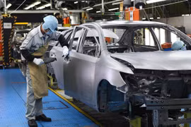 Công nhân làm việc tại một nhà máy của Toyota tại tỉnh Aichi, Nhật Bản. (Ảnh: AFP/TTXVN) 