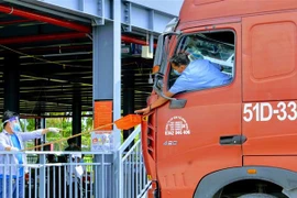 Tài xế làm thủ tục tại chốt kiểm soát trong Bến xe Trung tâm Thành phố Cần Thơ ngày 27/8. (Ảnh: Thanh Liêm/TTXVN) 