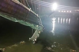 Hiện trường vụ sập cầu treo bắc qua sông Machchu ở thị trấn Morbi, tỉnh Gujarat, miền Tây Ấn Độ, ngày 30/10/2022. (Ảnh: PTI/TTXVN)