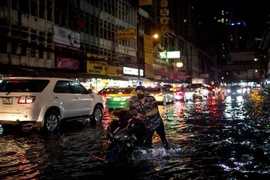 Cảnh ngập lụt sau những trận mưa lớn tại Thái Lan. (Ảnh: AFP/TTXVN)