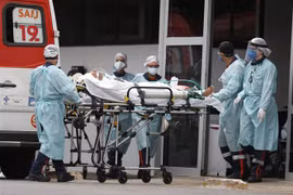 Nhân viên y tế chuyển bệnh nhân COVID-19 tới bệnh viện ở Brasilia, Brazil, ngày 11/3/2021. (Nguồn: THX/TTXVN) 