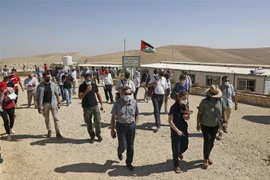 Nhóm các nhà ngoại giao EU thăm các ngôi làng thuộc thị trấn Yatta ở phía Nam thành phố Hebron, Bờ Tây ngày 19/10/2020. (Nguồn: AFP/TTXVN) 