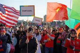 Người hâm mộ Việt Nam tham gia hưởng ứng sự kiện và cổ vũ cho đội tuyển bóng đá nữ Việt Nam lần đầu tiên được góp mặt tại World Cup. (Ảnh: Lê Đạt/TTXVN)