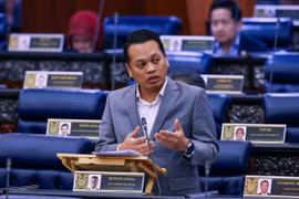 Bộ trưởng Bộ Tài nguyên và Môi trường bền vững Malaysia, Nik Nazmi Nik Ahmad trả lời chất vấn tại cuộc họp Hạ viện. (Ảnh: Bernama/TTXVN phát)