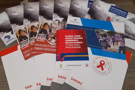 Tờ rơi tuyên truyền phòng, chống HIV/AIDS tại Nam Phi. (Ảnh Hoàng Minh/TTXVN0